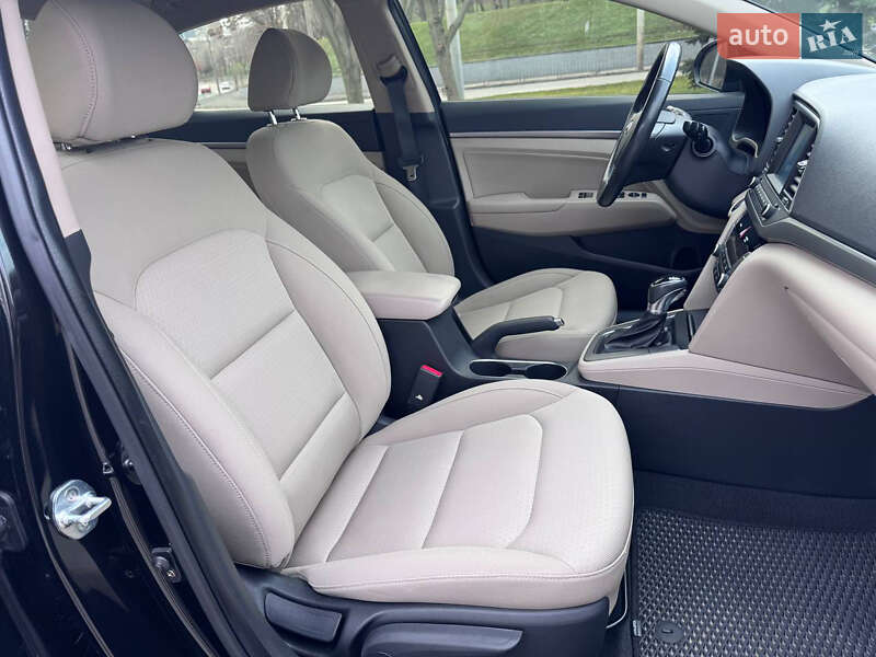 Седан Hyundai Elantra 2018 в Дніпрі