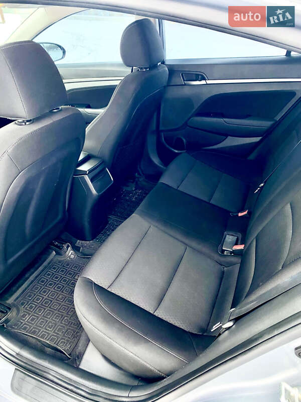 Седан Hyundai Elantra 2017 в Киеве