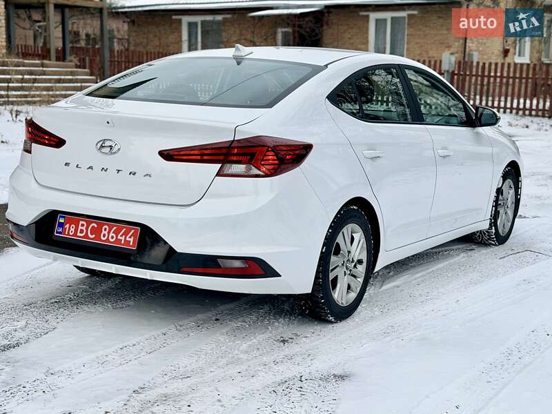 Седан Hyundai Elantra 2018 в Киеве