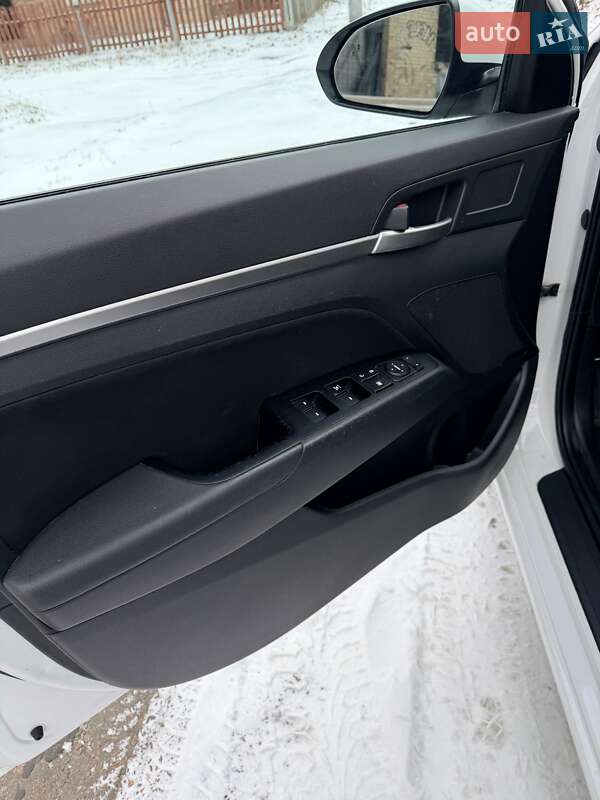 Седан Hyundai Elantra 2018 в Киеве