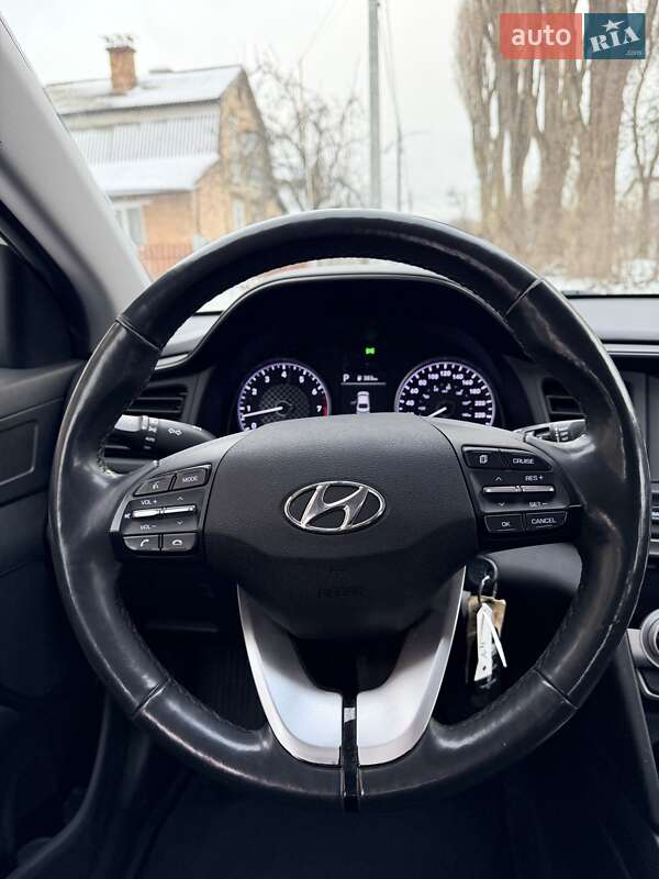 Седан Hyundai Elantra 2018 в Киеве