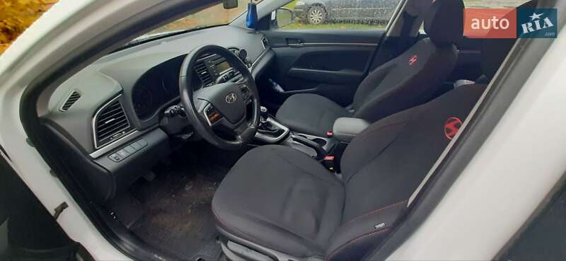 Седан Hyundai Elantra 2018 в Киеве