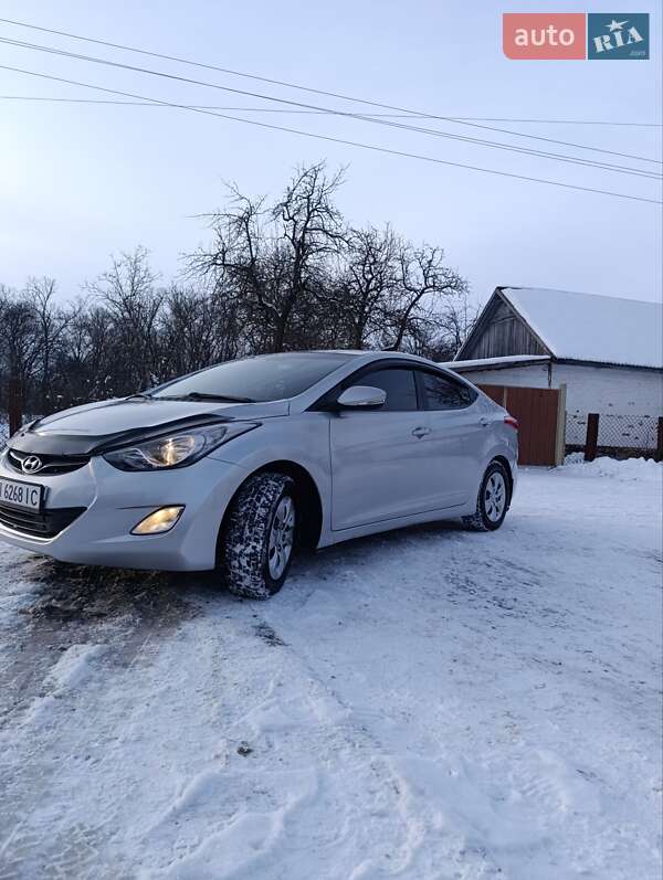 Седан Hyundai Elantra 2011 в Семенівці