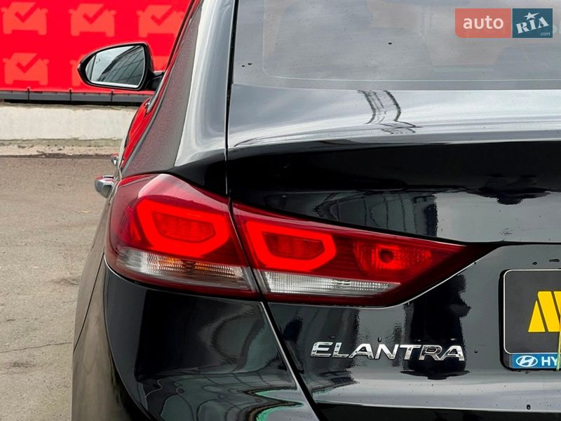 Седан Hyundai Elantra 2016 в Киеве