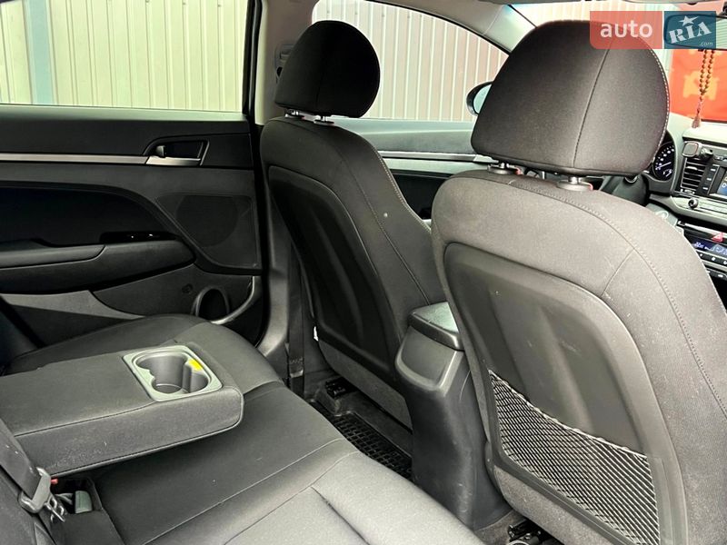 Седан Hyundai Elantra 2016 в Киеве