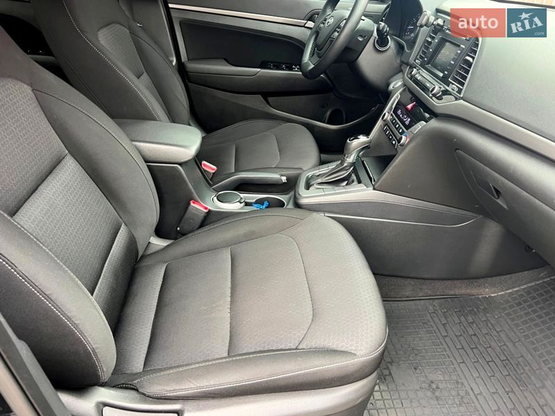 Седан Hyundai Elantra 2016 в Киеве
