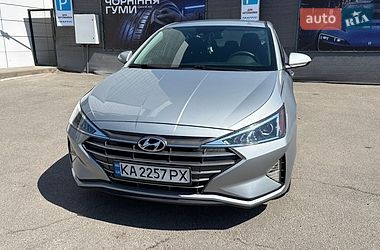 Седан Hyundai Elantra 2019 в Києві