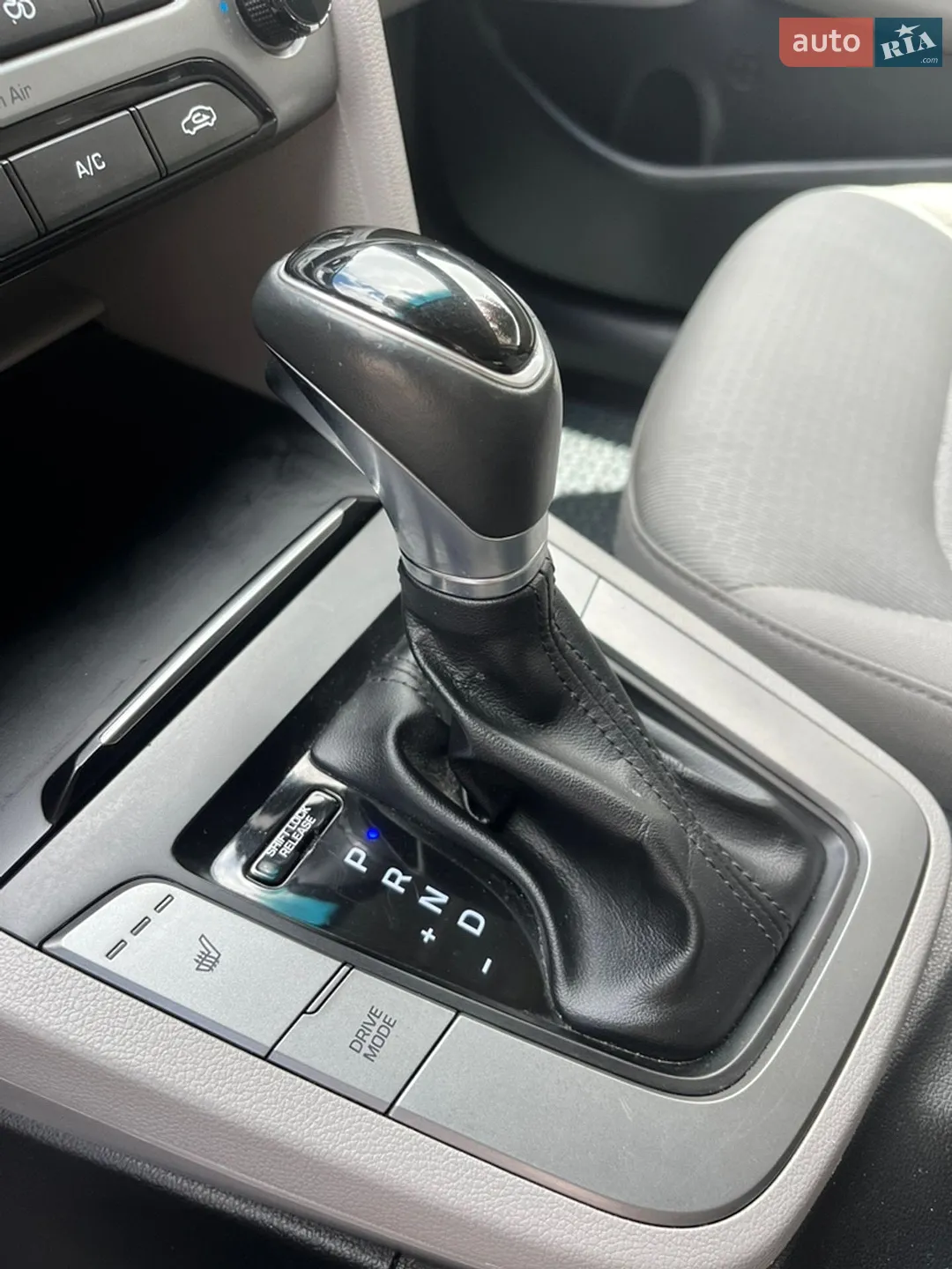 2017 Hyundai Elantra - мініатюра 23
