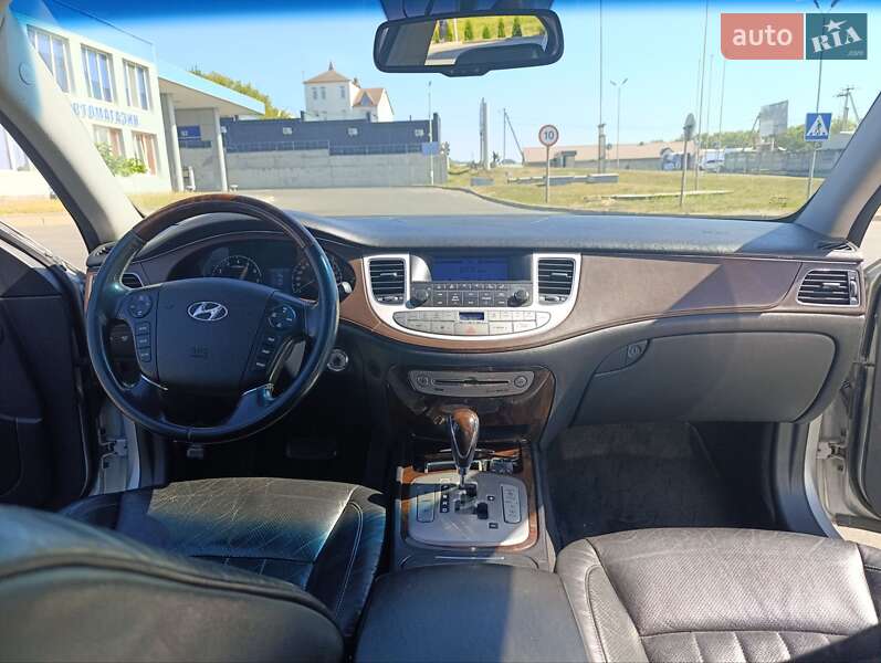Седан Hyundai Genesis 2008 в Малине