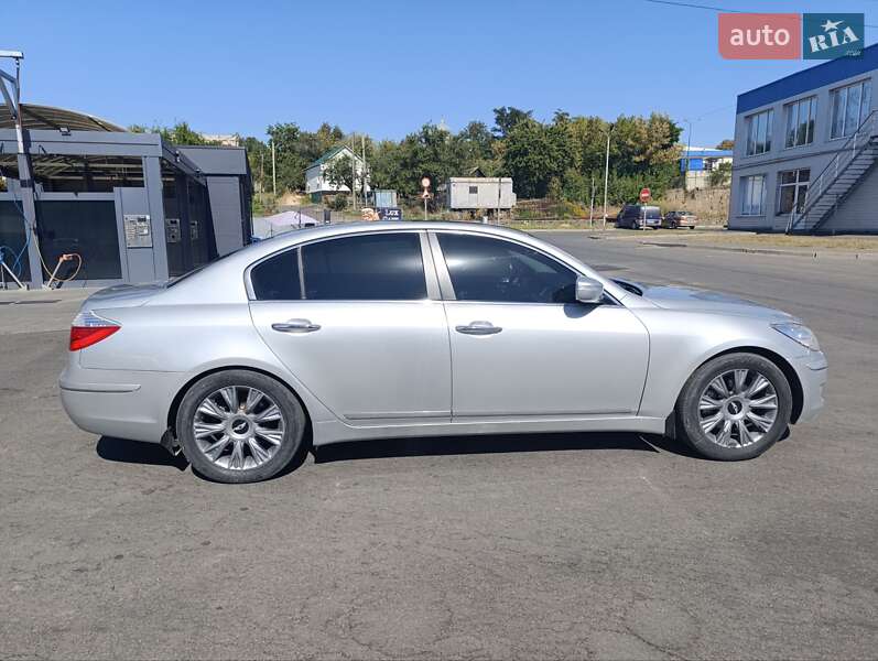 Седан Hyundai Genesis 2008 в Малине