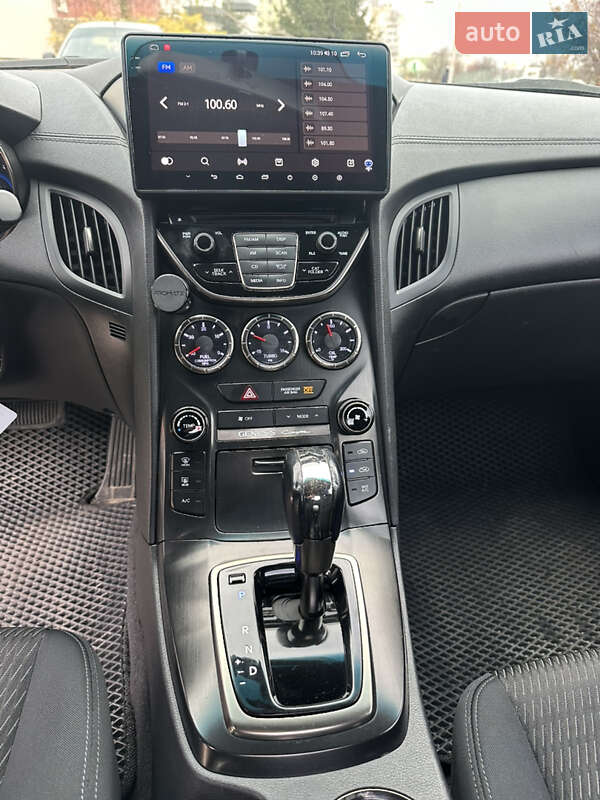 Купе Hyundai Genesis 2013 в Полтаві