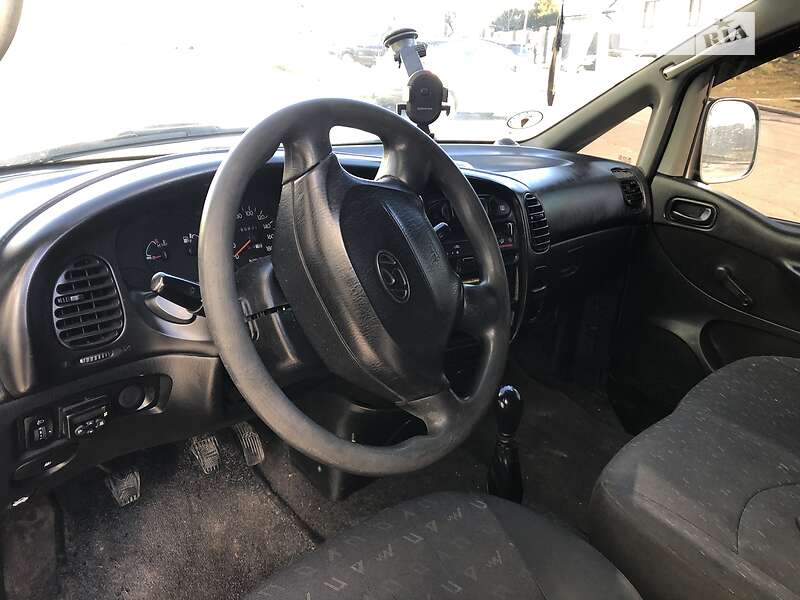 Грузопассажирский фургон Hyundai H-1 2004 в Львове