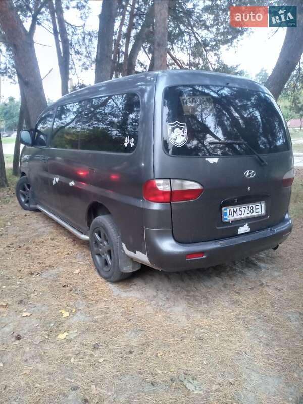 Hyundai H-1 2004