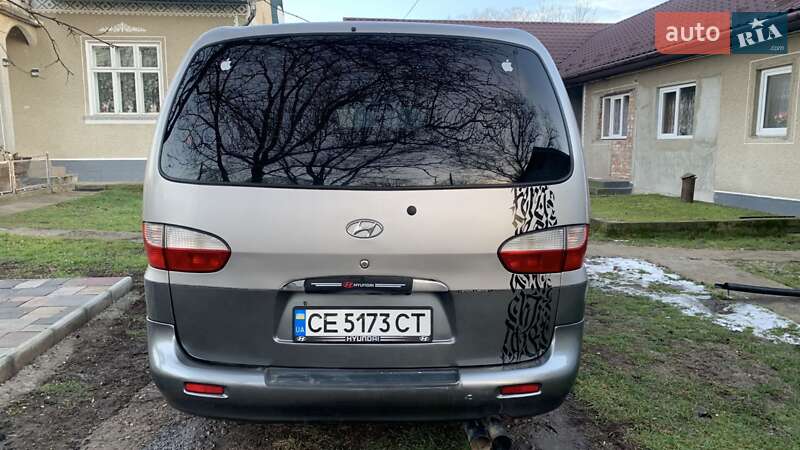 Вантажопасажирський фургон Hyundai H-1 2004 в Чернівцях
