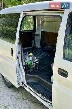 Вантажопасажирський фургон Hyundai H-1 2000 в 