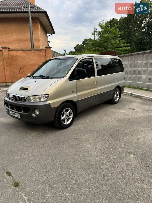 Минивэн Hyundai H-1 2004 в 