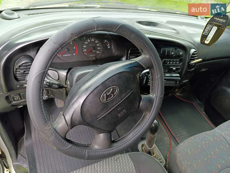 Вантажний фургон Hyundai H-1 2001 в Золочеві