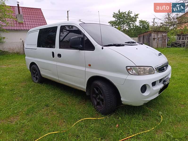 Вантажний фургон Hyundai H-1 2001 в Золочеві