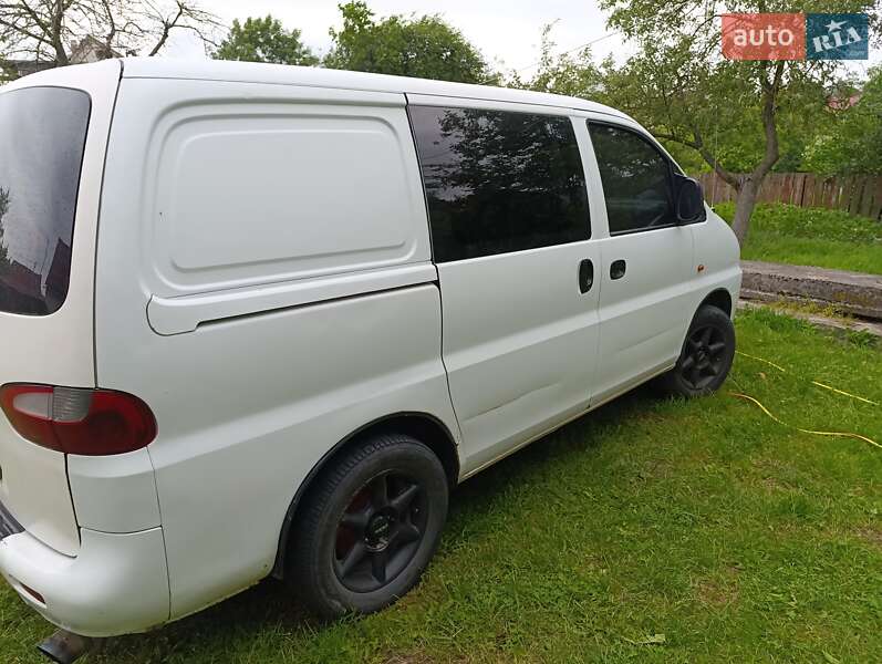 Вантажний фургон Hyundai H-1 2001 в Золочеві