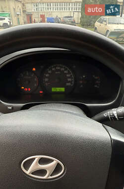 Вантажний фургон Hyundai H-1 2010 в 