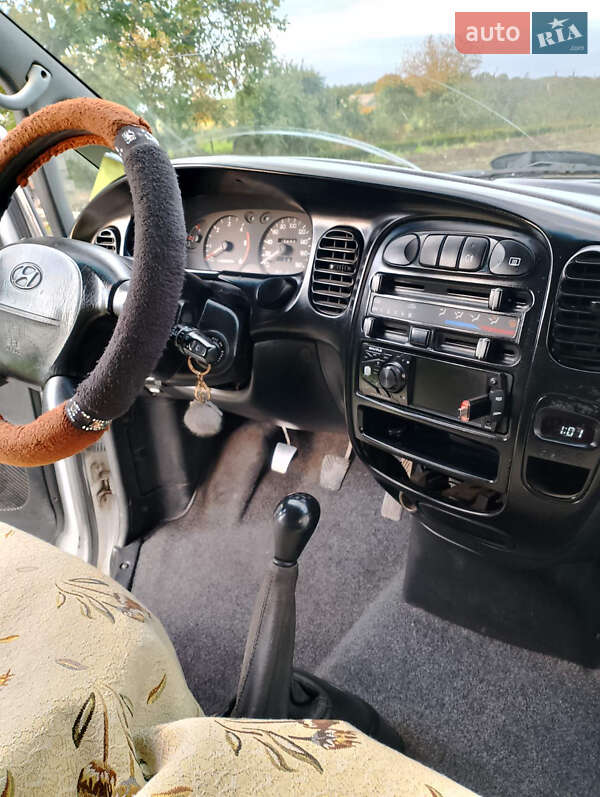 Грузовой фургон Hyundai H-1 2003 в Черновцах