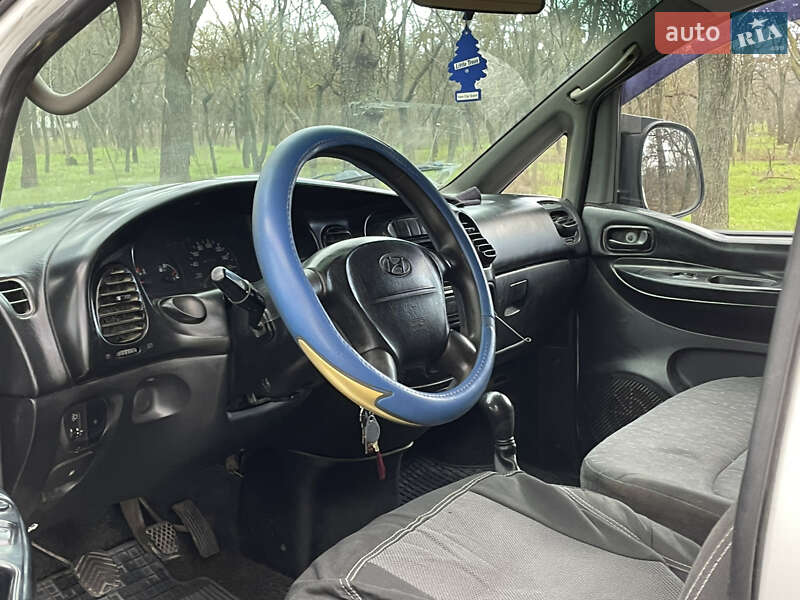 Вантажний фургон Hyundai H-1 2000 в Одесі