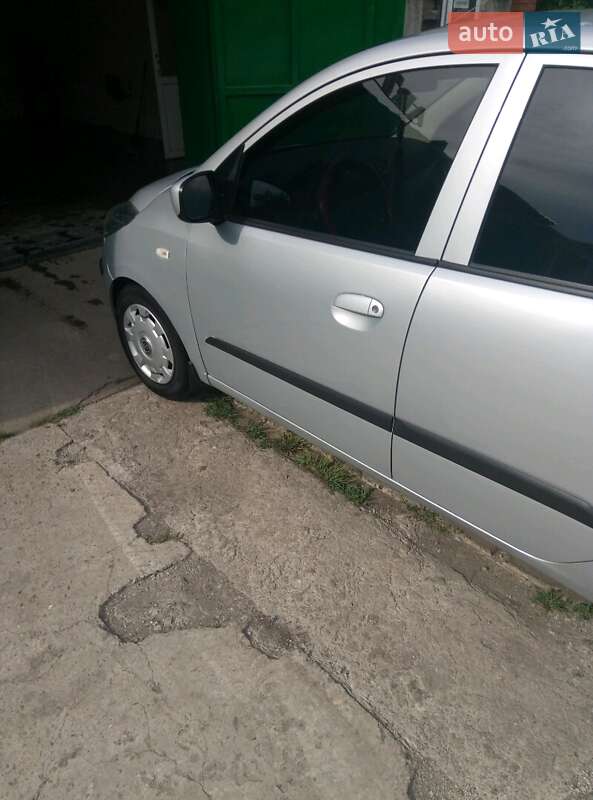 Хэтчбек Hyundai i10 2008 в Долинской