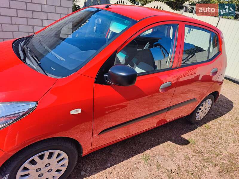 Хэтчбек Hyundai i10 2010 в Черняхове