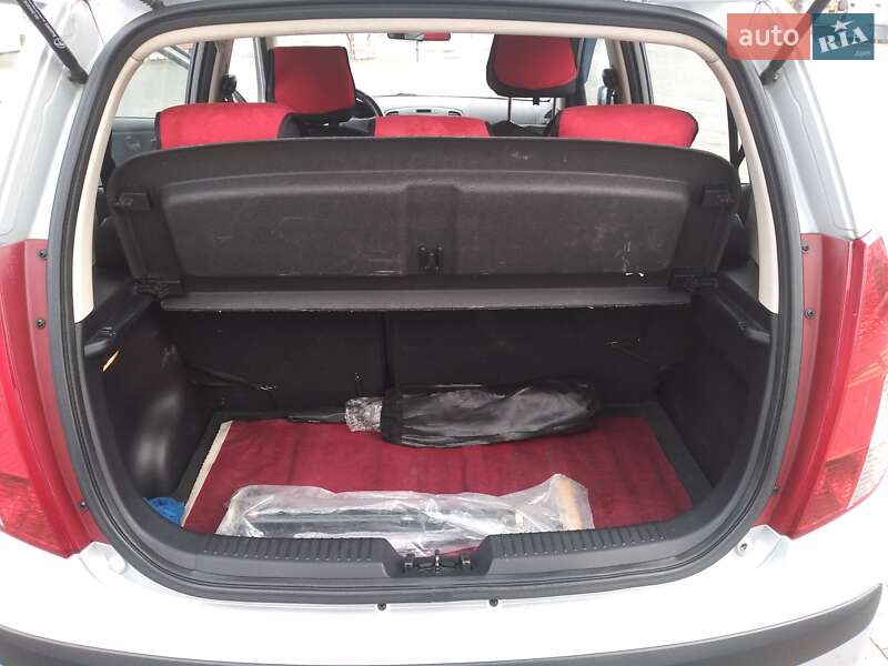 Хетчбек Hyundai i10 2009 в Чернівцях