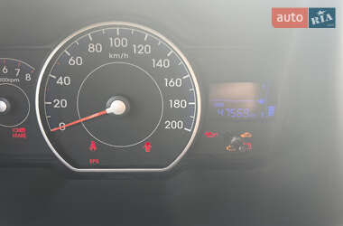 Хетчбек Hyundai i10 2012 в 