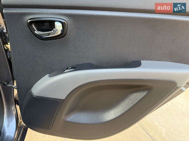 Хэтчбек Hyundai i10 2012 в Одессе