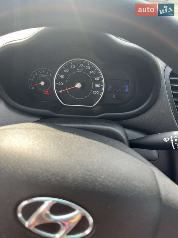 Хэтчбек Hyundai i10 2011 в Киеве