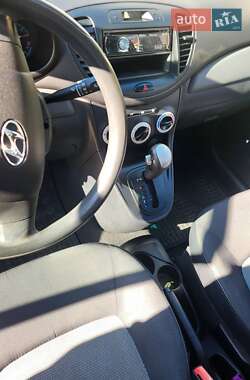 Хэтчбек Hyundai i10 2010 в 