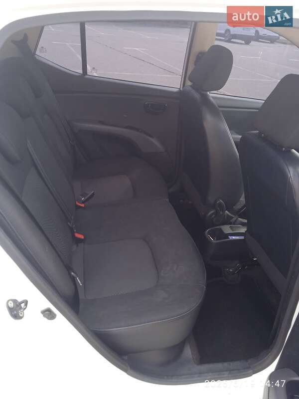 Хэтчбек Hyundai i10 2012 в Киеве