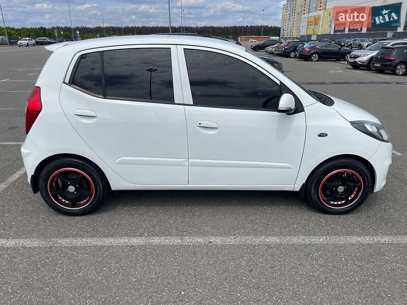 Хэтчбек Hyundai i10 2013 в Киеве