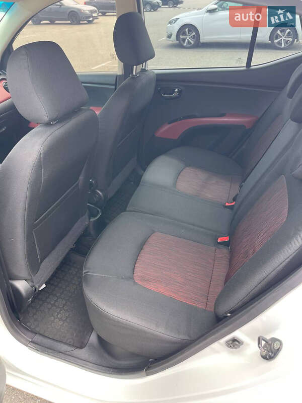 Хэтчбек Hyundai i10 2013 в Киеве