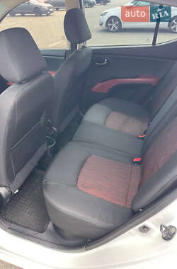 Хэтчбек Hyundai i10 2013 в 