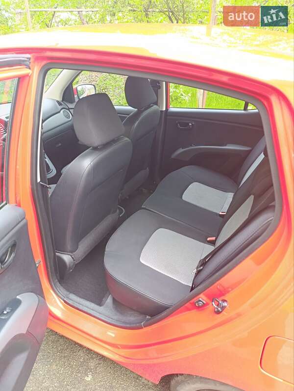 Хэтчбек Hyundai i10 2010 в Житомире