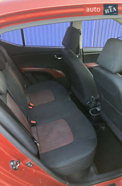 Хэтчбек Hyundai i10 2012 в 