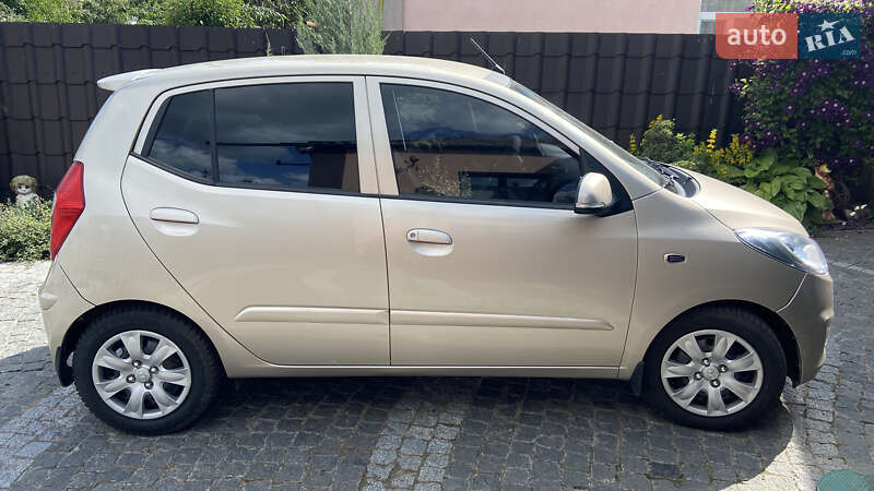 Хэтчбек Hyundai i10 2011 в 