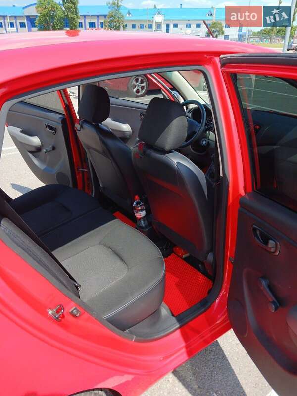 Хэтчбек Hyundai i10 2011 в Житомире