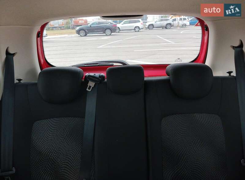 Хэтчбек Hyundai i10 2011 в Житомире