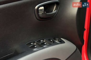 Хэтчбек Hyundai i10 2012 в 