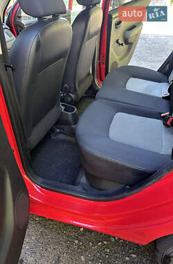 Хэтчбек Hyundai i10 2010 в 