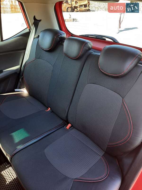 Хэтчбек Hyundai i10 2012 в Ирпене