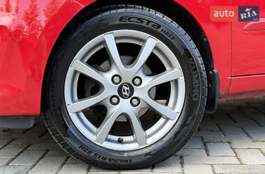 Хэтчбек Hyundai i10 2012 в 
