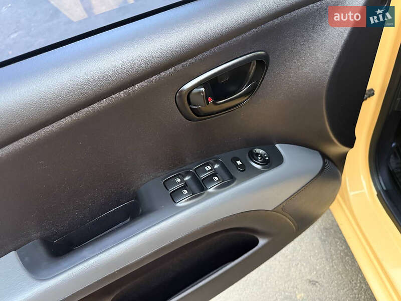 Хэтчбек Hyundai i10 2009 в Харькове