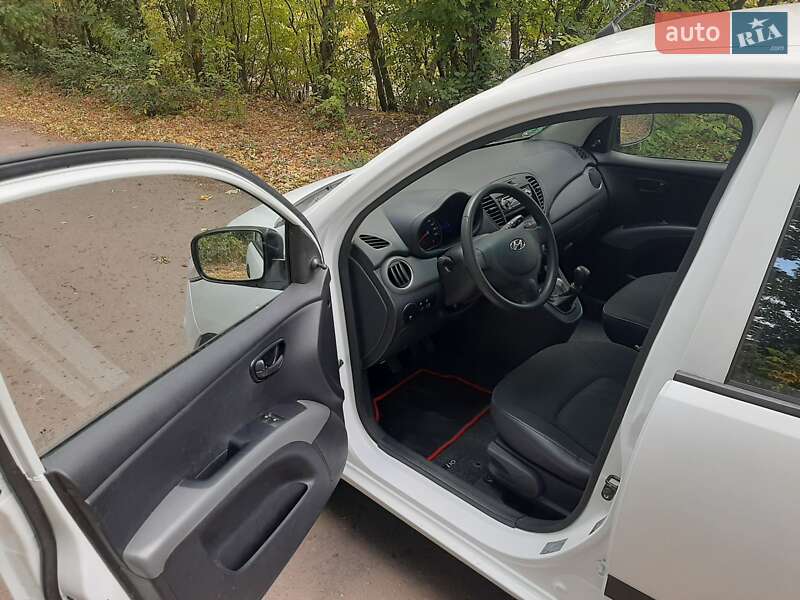 Хэтчбек Hyundai i10 2011 в Полтаве