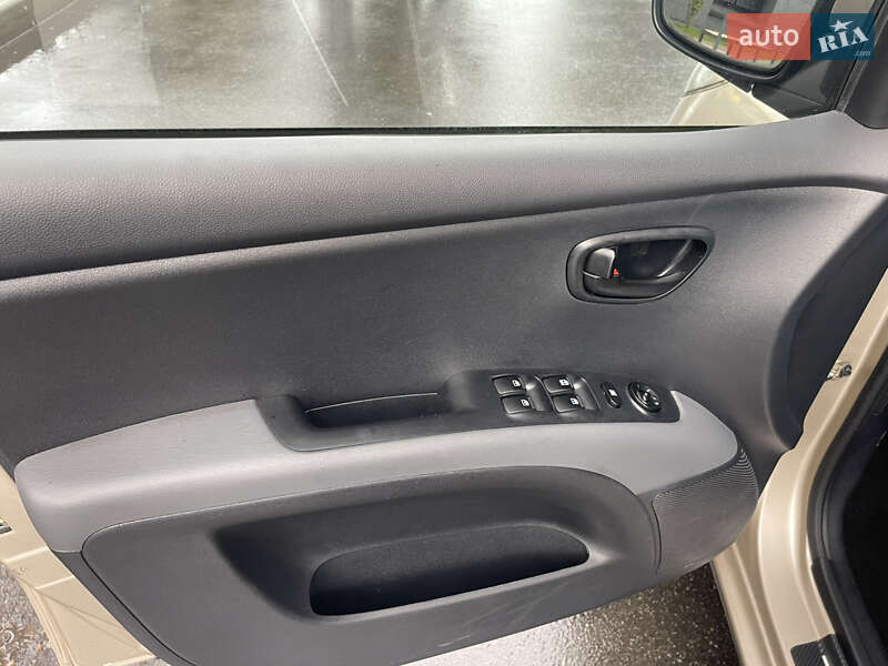 Хэтчбек Hyundai i10 2009 в Киеве