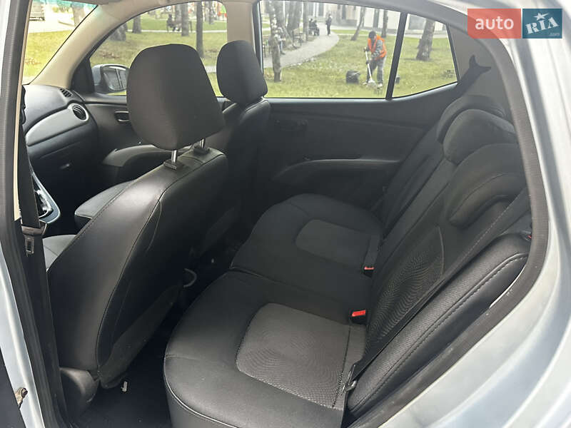 Хэтчбек Hyundai i10 2012 в Киеве